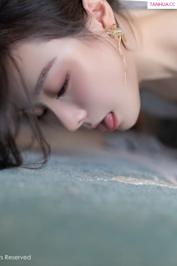 逗逗DouDou  [XiuRen]高清写真图 2024.06.13 No.8699 小逗逗 丝袜美腿第34张图片